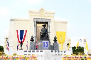สำนักงาน กสทช. วางพานพุ่มถวายสักการะเนื่องในวันจักรี