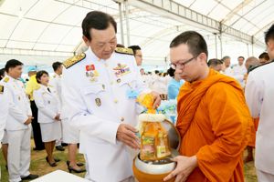 พิธีทำบุญตักบาตรถวายพระราชกุศลเนื่องในโอกาสวันเฉลิมพระชนมพรรษา สมเด็จพระบรมราชชนนีพันปีหลวง 