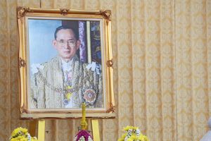 พิธีทำบุญตักบาตรถวายพระราชกุศล เนื่องในวันคล้ายวันสวรรคตพระบาทสมเด็จพระบรมชนกาธิเบศร มหาภูมิพลอดุลยเดชมหาราช บรมนาถบพิตร