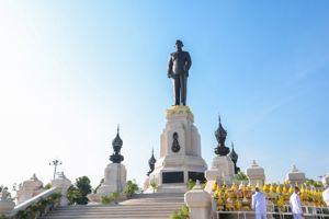 พิธีวางพานพุ่มและถวายบังคม เนื่องในวันคล้ายวันพระบรมราชสมภพ พระบาทสมเด็จพระบรมชนกาธิเบศร มหาภูมิพลอดุลยเดชมหาราช บรมนาถบพิตร วันชาติ และวันพ่อแห่งชาติ