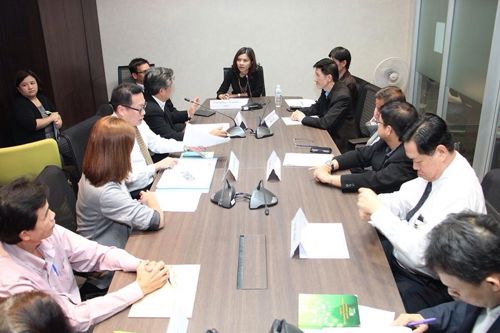 กสทช. หารือผู้ประกอบการกล่องรับสัญญาณดิจิตอลทีวี กรณีการเก็บสำเนาบัตรประชาชน สำเนาทะเบียนบ้าน เพื่อจองกล่องรับสัญญาณดิจิตอลทีวี พบ 2 รายทำการตลาดส่งตรงถึงลูกค้าจริง เตือนผู้ประกอบการหยุดการกระทำ ย้ำต้องชี้แจงประชาชนเลิกพาดพิงเป็นตัวแทน กสทช.ป้องกันความสับสน