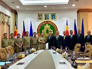 ตำรวจ จับมือ กสทช. บินพบหน่วยงานกำกับดูแลโทรคมนาคม (กสทช.) และอธิบดีตรวจคนเข้าเมืองกัมพูชา ประสานความร่วมมือขจัดภัยคอลเซ็นเตอร์ กัมพูชา ไฟเขียวส่งกลับหกคนไทยตัวการสำคัญแก๊งคอลเซ็นเตอร์ข้ามชาติ